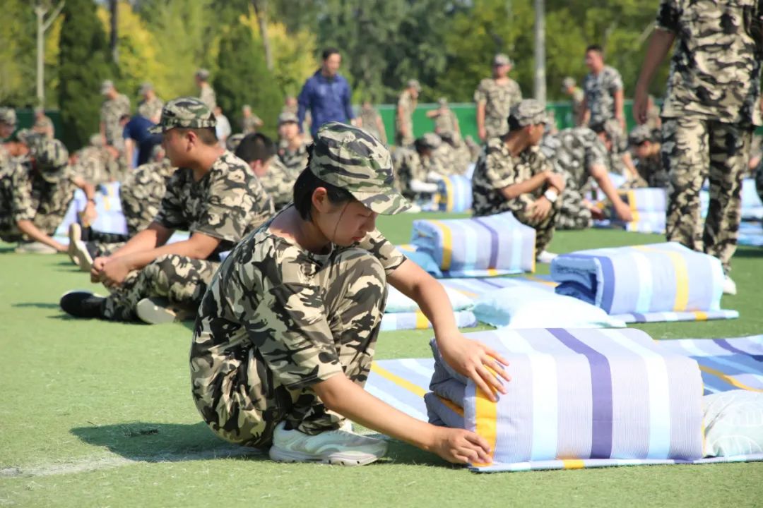 壮观！千人叠军被，让军营魅力在“方正”间彰显|j9九游会官方登录(图44)