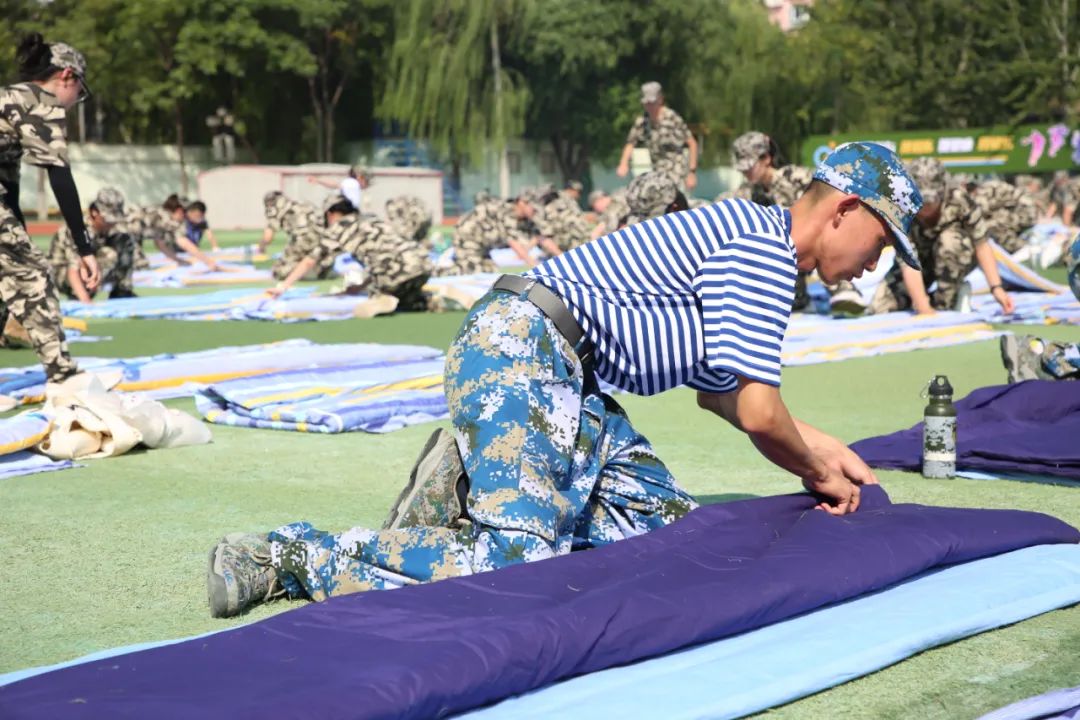 壮观！千人叠军被，让军营魅力在“方正”间彰显‘泛亚电竞官网’(图34)