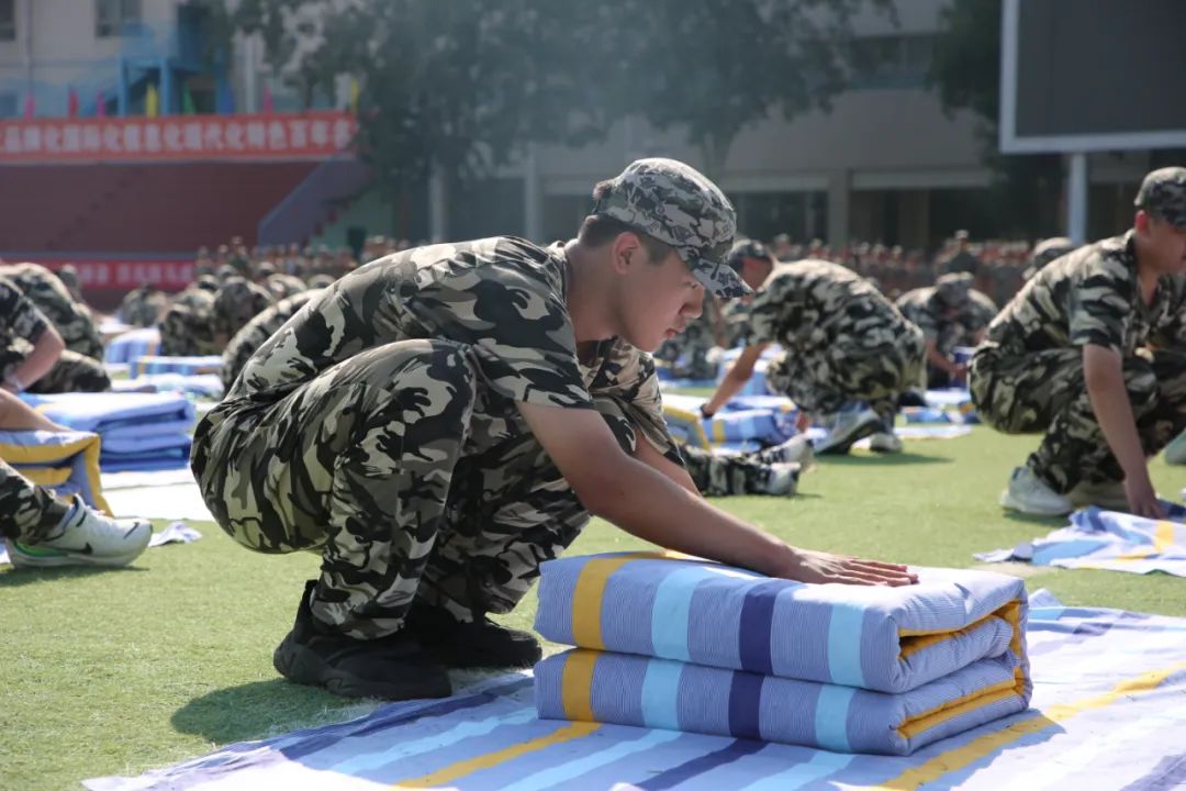 壮观！千人叠军被，让军营魅力在“方正”间彰显‘泛亚电竞官网’(图39)