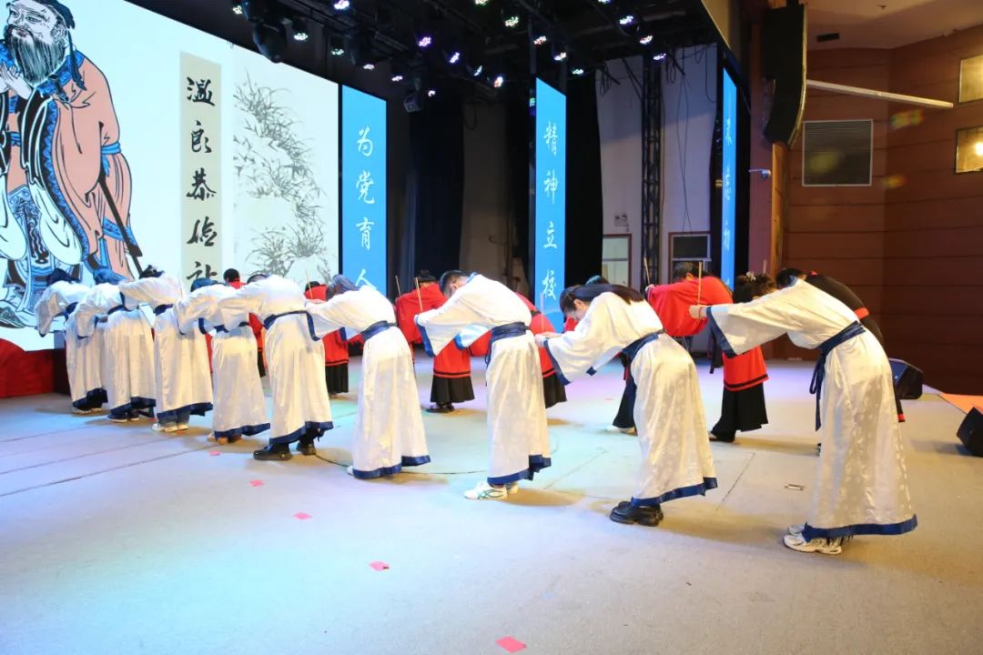 “赓续传承育人初心 青蓝携手筑梦同行”——衡水中学举行2023-2024学年度师徒签约仪式‘pp电子娱乐官网’(图3)