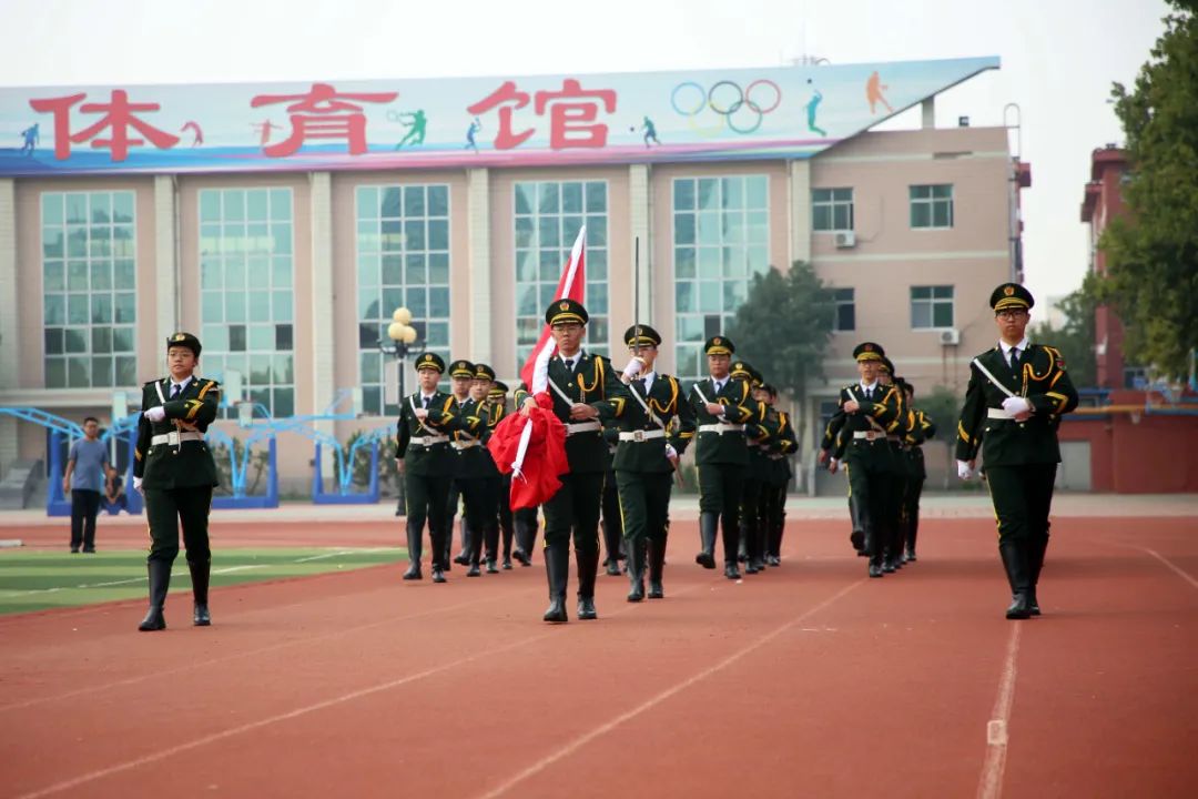 泛亚电竞_戎装历练凌云志，飒爽英姿致青春——衡水中学第三十九期军训开营仪式圆满举行(图2)