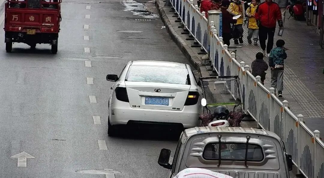 曝光台车辆违停大曝光这些车主请您规范停车