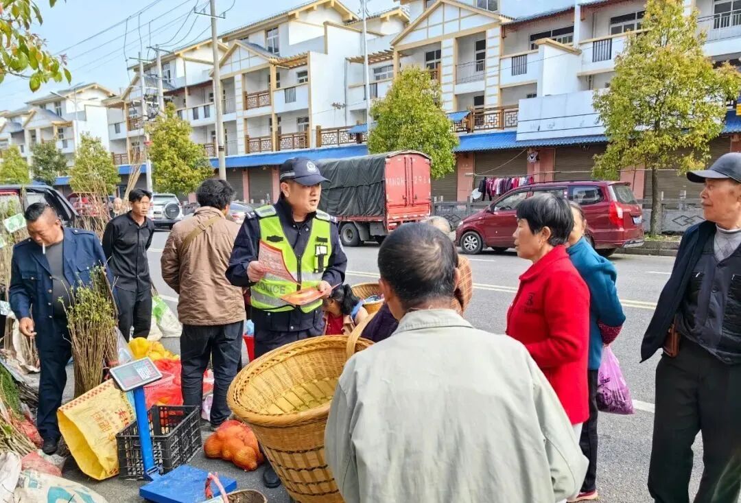 民警选择在云场坪镇的云场坪社区农贸市场路口,采用拉横幅,摆摊的形式