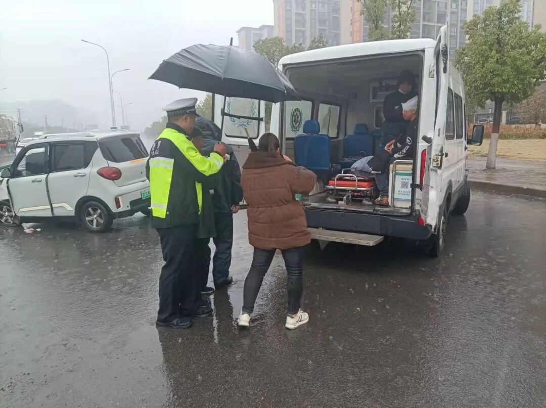 风雨中的守护者:遂平交警紧急救援事故现场--河南长安网