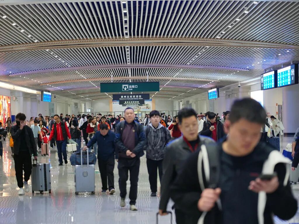 春节假期期间，惠州多个站点旅客步履匆匆。惠州东江图片社供图