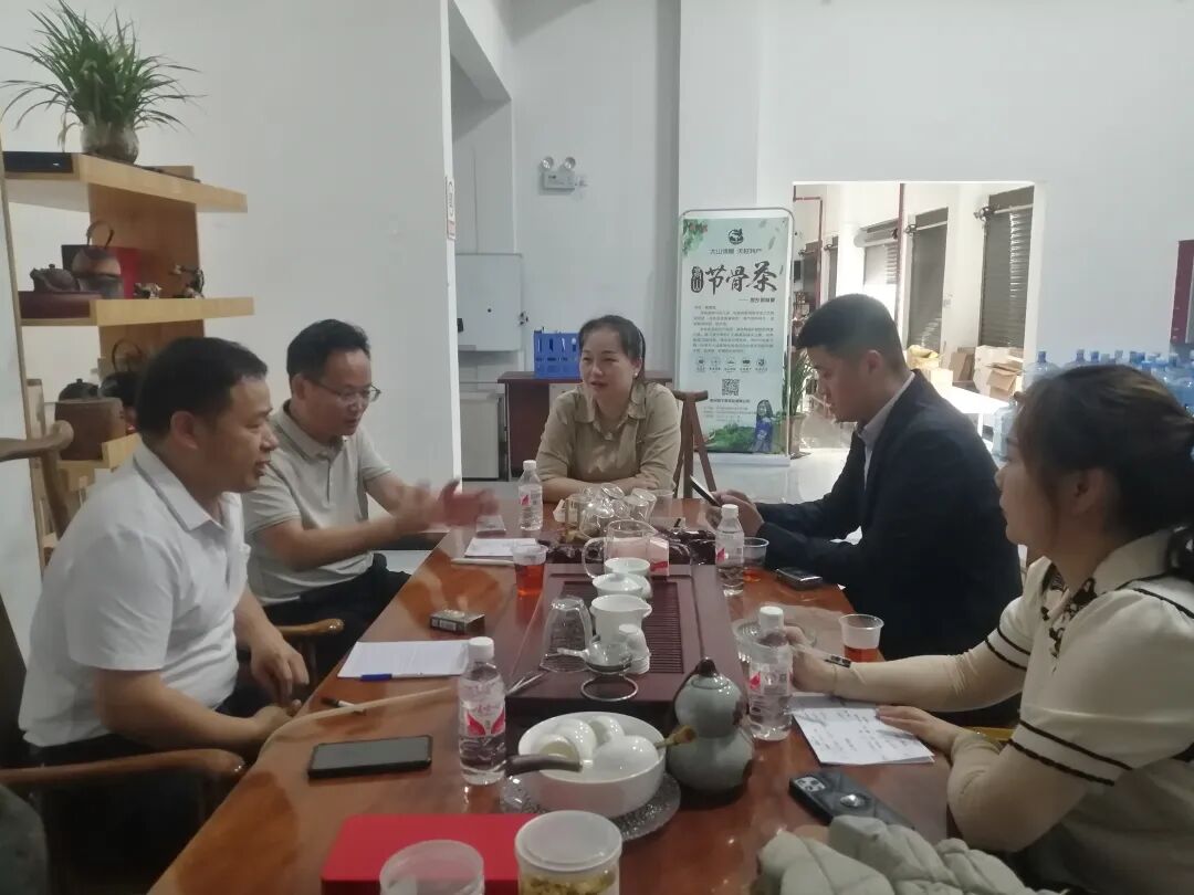 县领导沈付伟,王建元到供销社督导消费帮扶工作