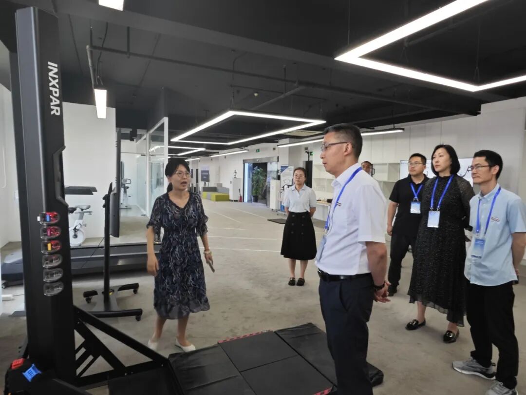 论坛期间，上海体育大学唐炎副校长一行参观了我校气膜滑冰馆、运动生物