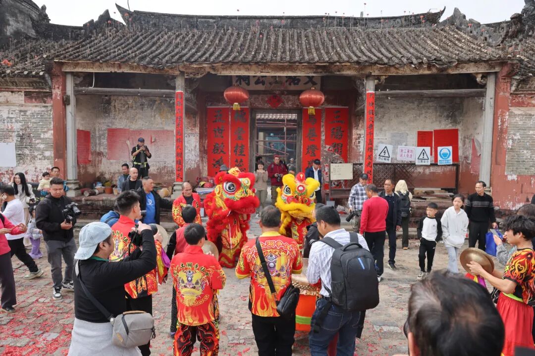 精彩的舞狮表演吸引了众多村民观看。