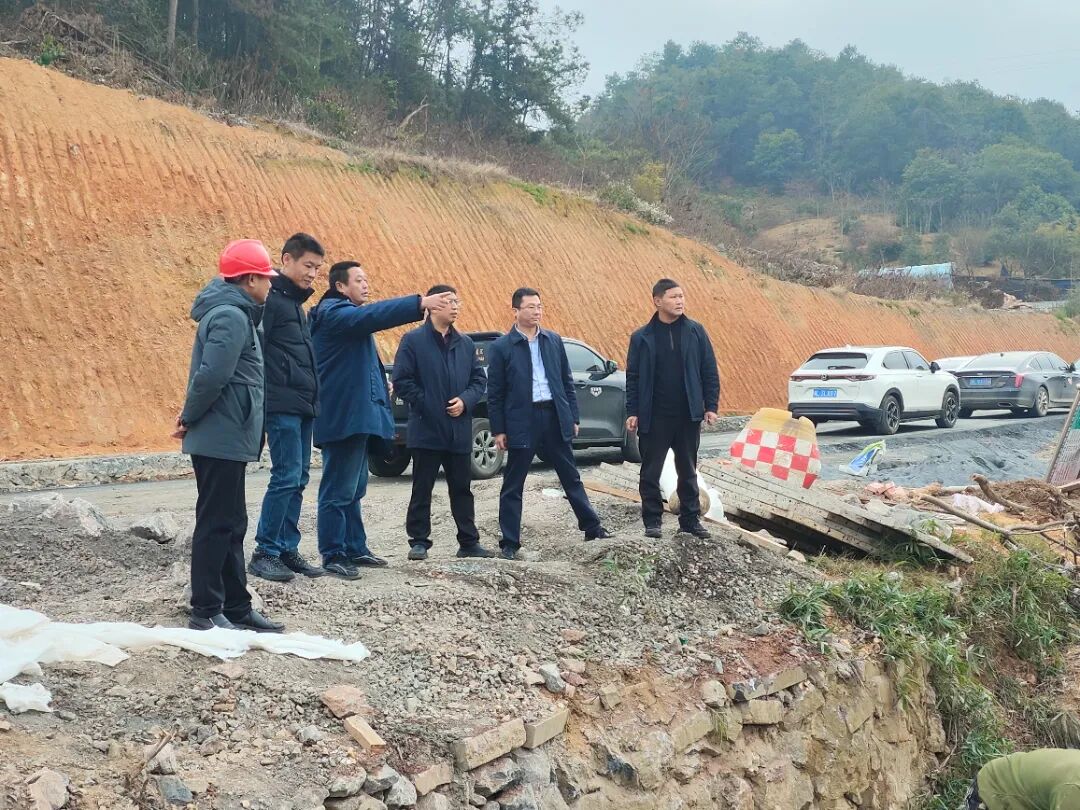 图8为：副县长黄飞勇现场了解施工进展情况。.jpg
