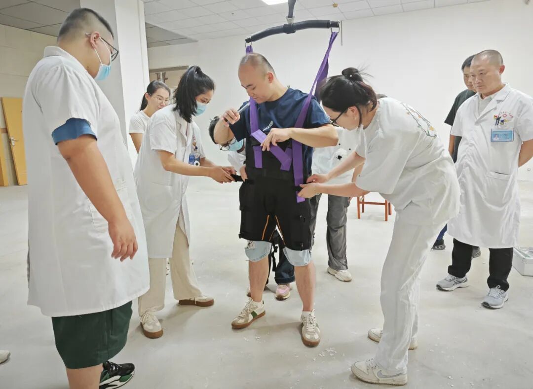 悬吊训练系统 怎么装新设备——南宁市第九人民医院引进天轨悬吊康复训练系统_https://www.jmylbn.com_新闻资讯_第2张