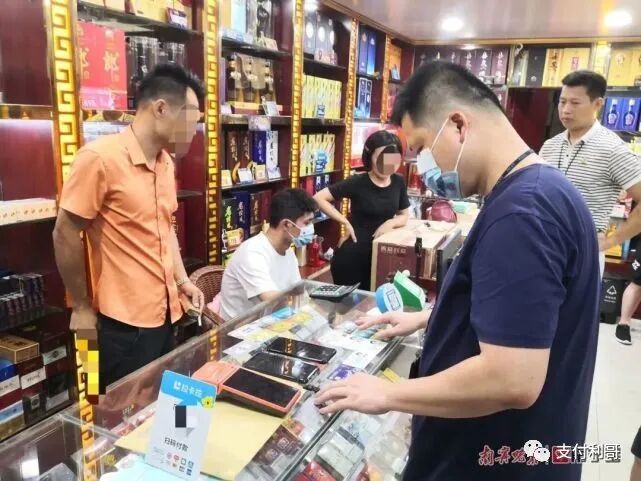 路边商铺老板将POS机借给他人使用，协助套现被抓