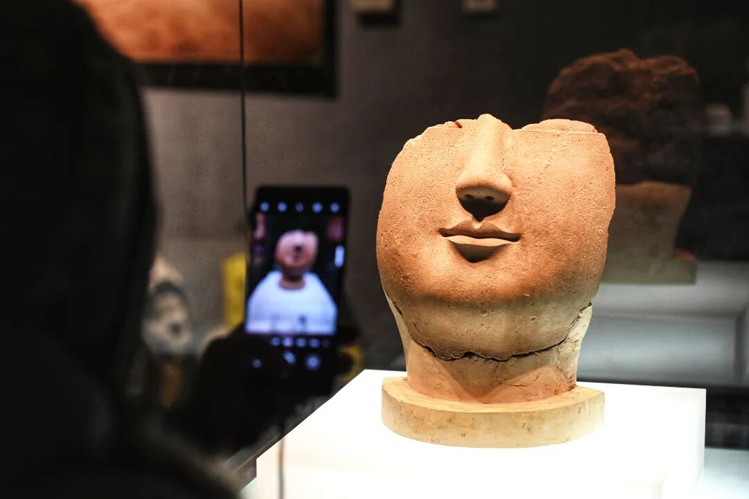 洛阳博物馆里，文物珍品吸引游客驻足观赏(5082184)-20260317172921.jpeg