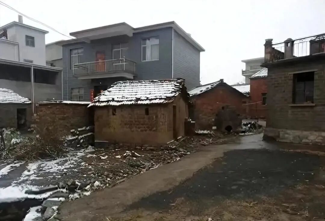 90后美女辅警肉偿9名领导，事后敲诈近400万元，竟无人报案