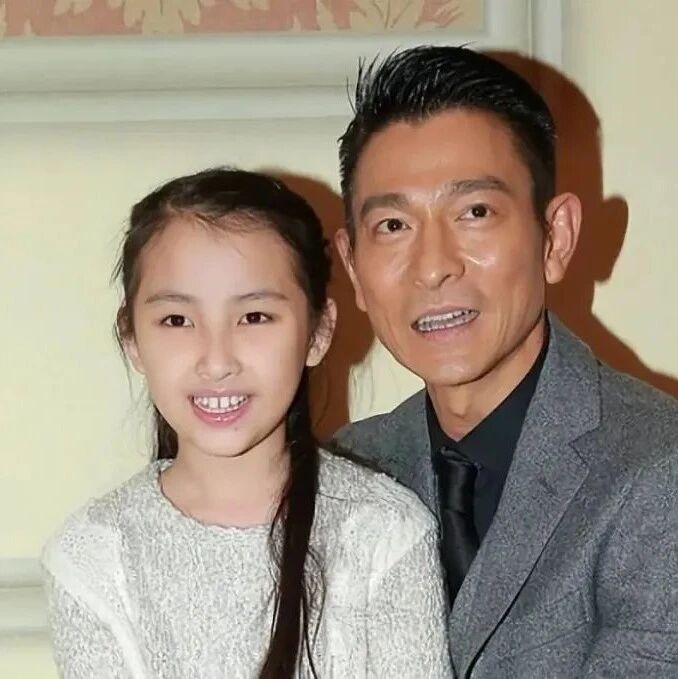 刘德华女儿:母亲46岁高龄生下她,父亲花5亿富养,如今12岁气质美貌双在线