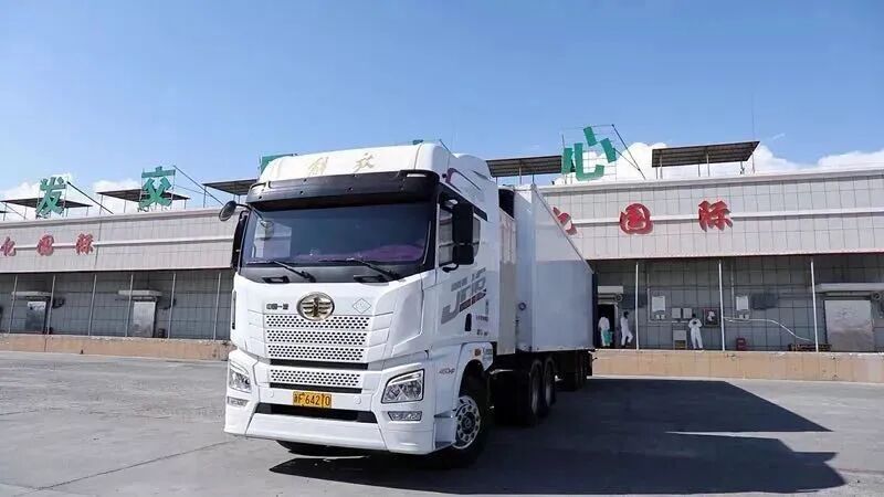 （等待出口的冷链车）