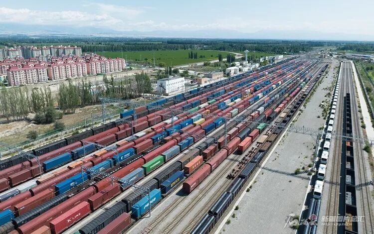 （繁忙的霍尔果斯铁路口岸站 7月12日摄）