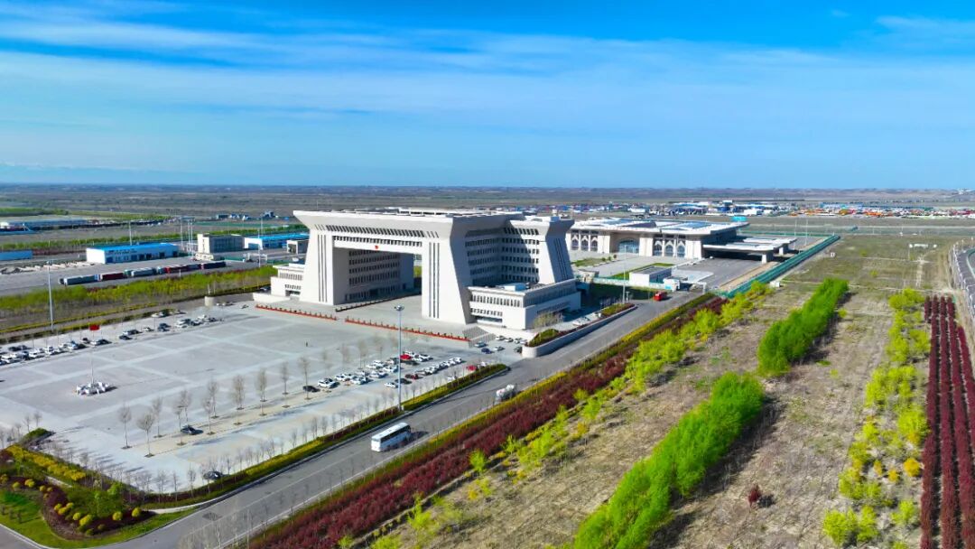 （霍尔果斯第六代国门外景 5月5日摄）