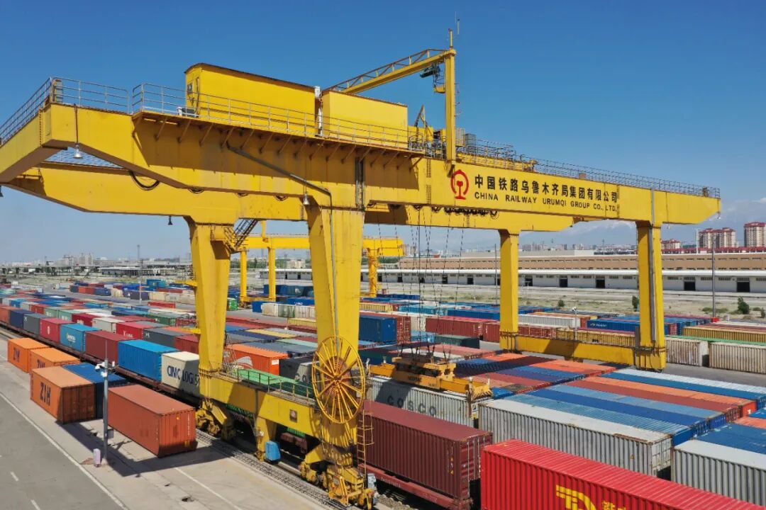 （霍尔果斯铁路口岸站正在进行换装作业 5月26日摄）