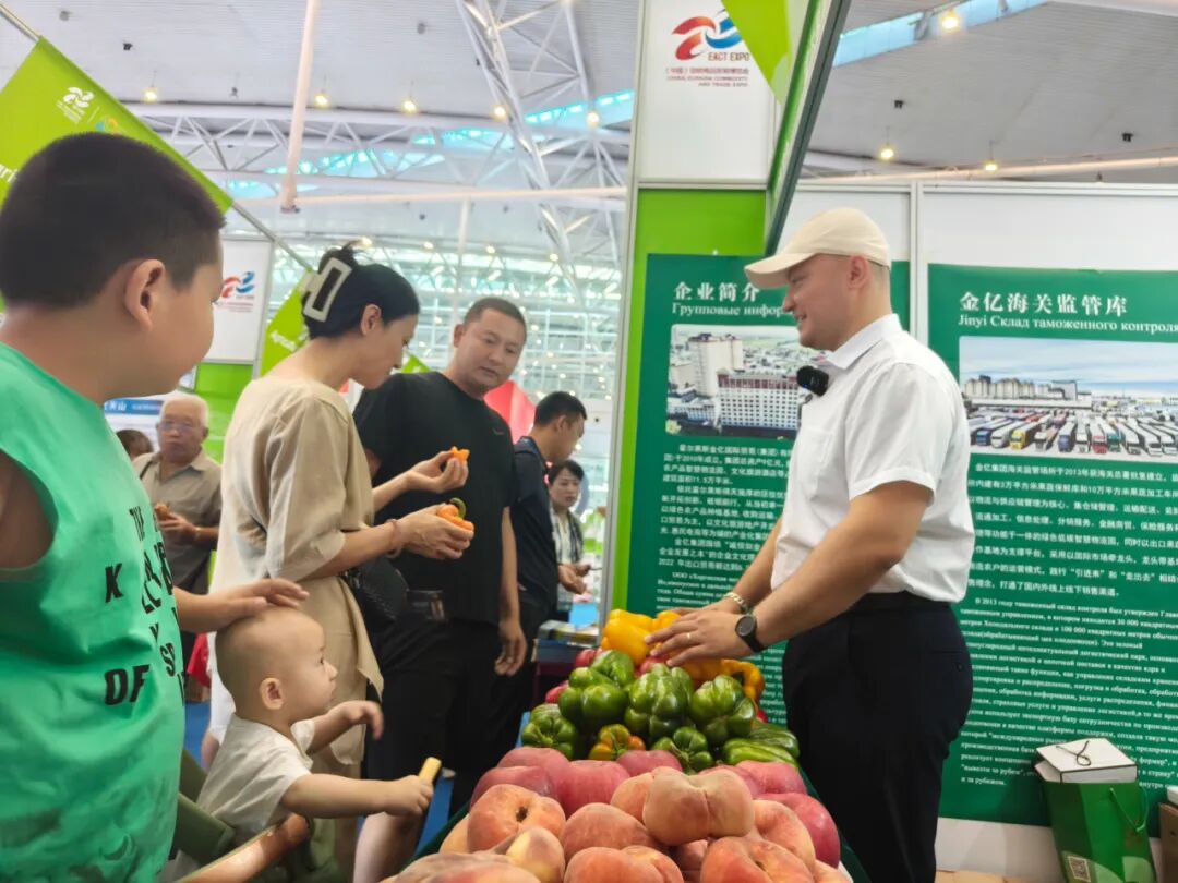 （霍尔果斯金亿国际贸易（集团）有限公司展台。卢钟摄）