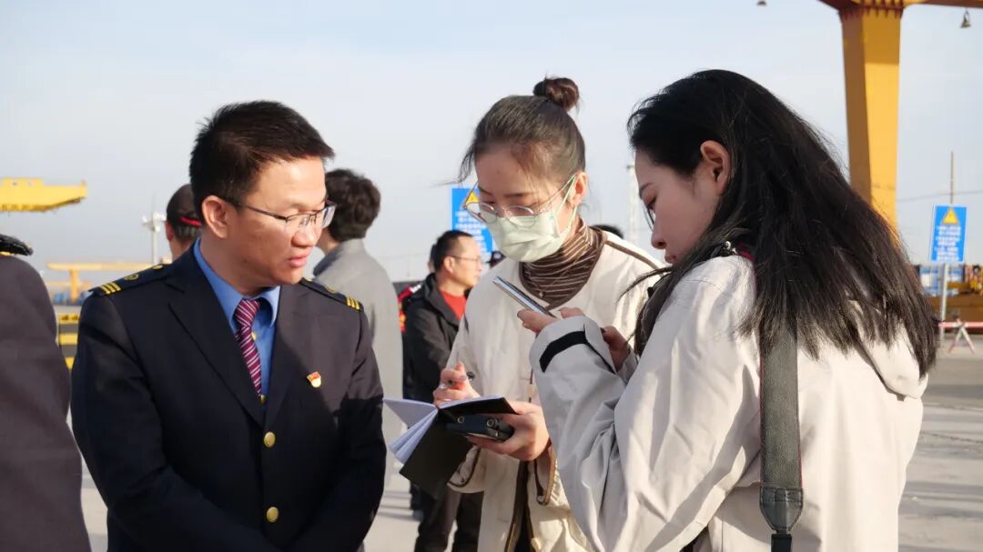 (媒体团在霍尔果斯铁路口岸采访.永程帆 摄)