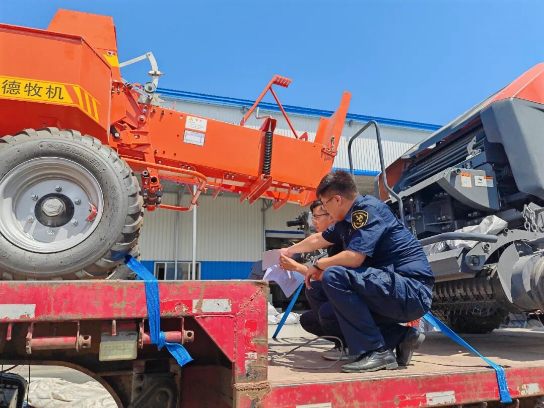 （工作人员正在对参展商品进行查验）