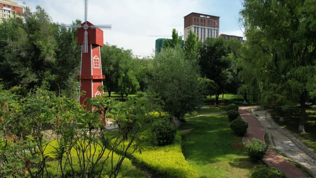 碧水蓝天,满眼苍翠,一个个街头绿地,小游园青草茵茵,鸟语花香,不仅