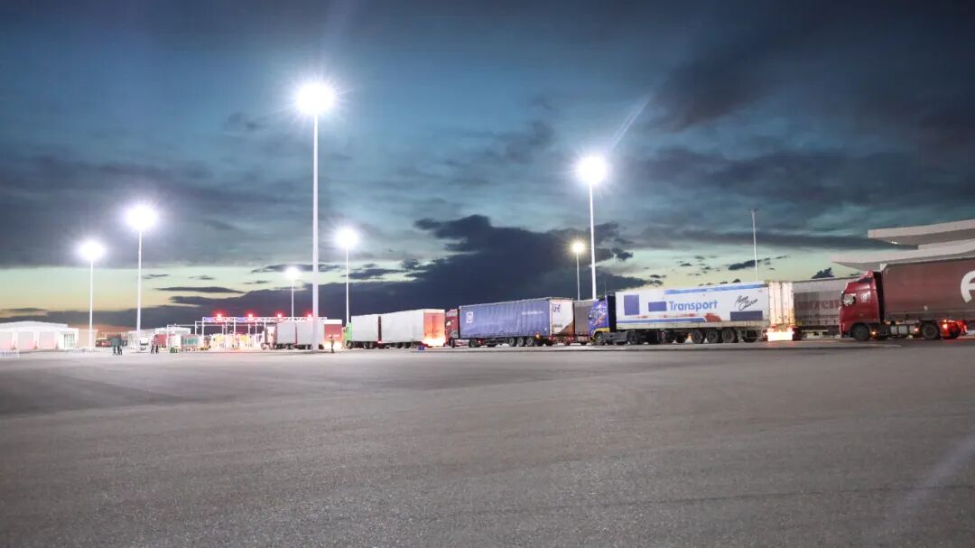 （排列整齐的车辆正在等待出关）