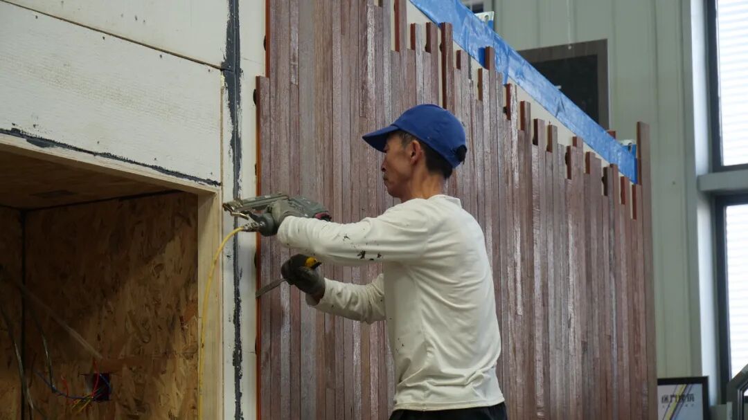 （工人正在进行作业）