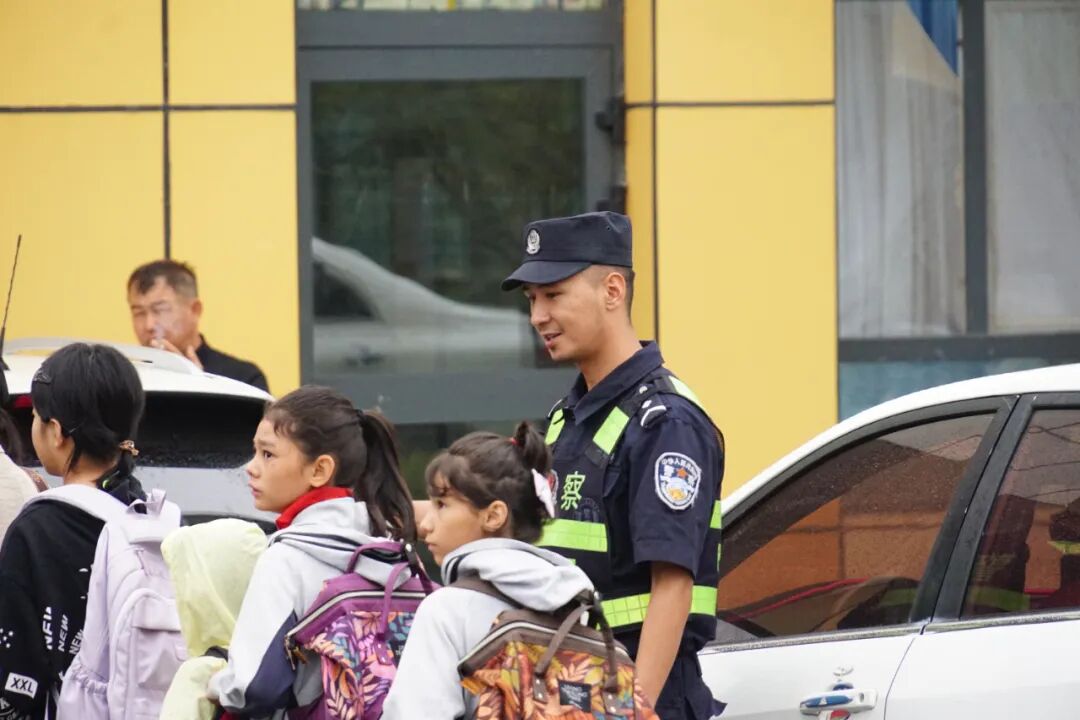 (民警在学生放学高峰时段开展"护学岗"工作)"在学校周边,总能看到警察