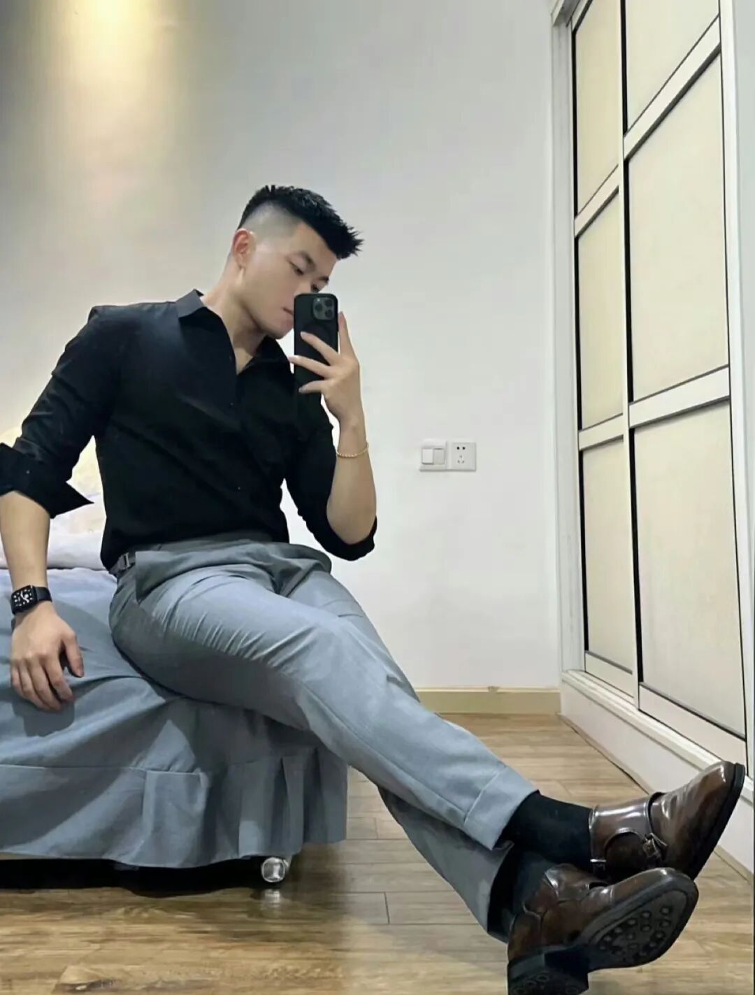 图片[8]-正装制服空少小哥哥翘臀撑爆了，48码皮鞋很有看头-小蓝短视频