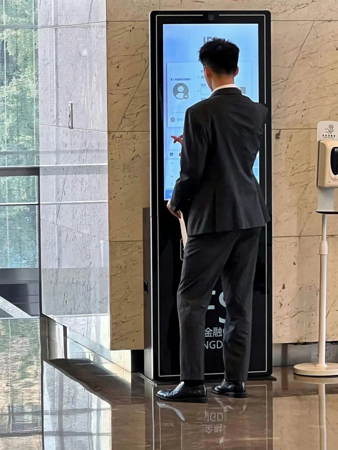 图片[6]-正装制服空少小哥哥翘臀撑爆了，48码皮鞋很有看头-小蓝短视频