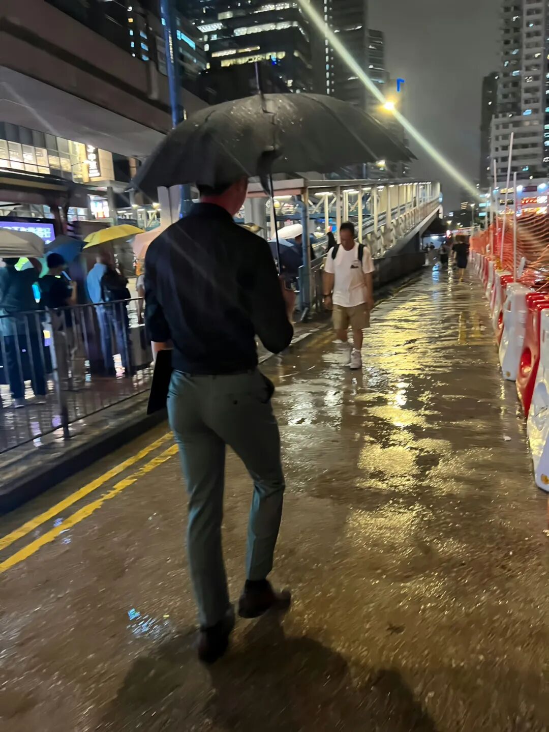 图片[5]-正装制服空少小哥哥翘臀撑爆了，48码皮鞋很有看头-小蓝短视频