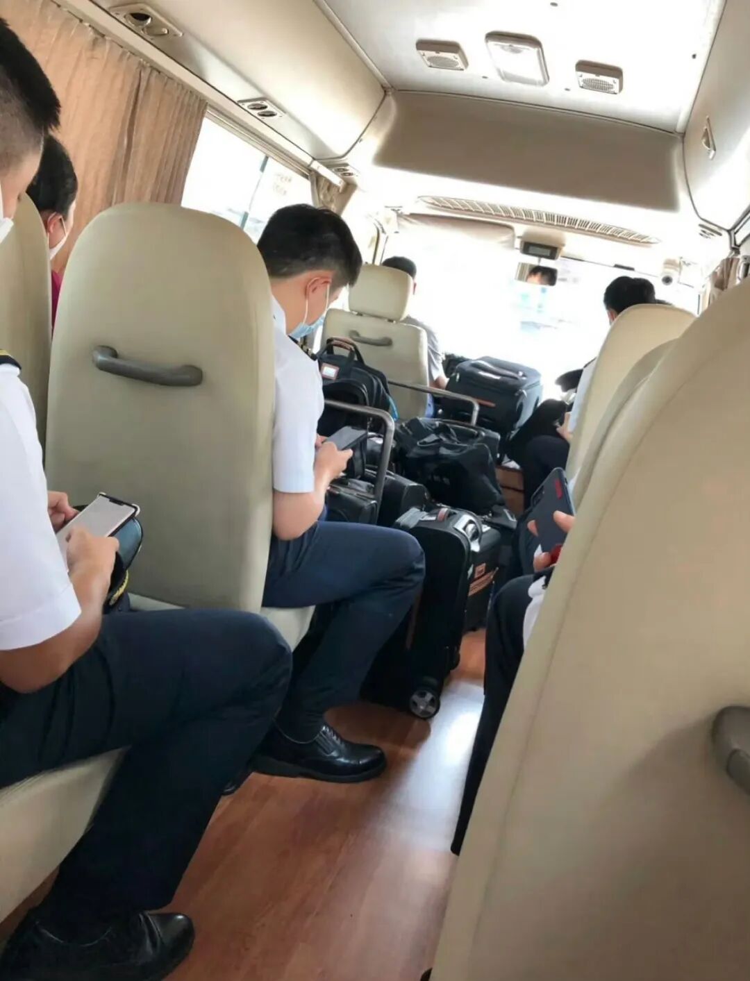 正装制服空少小哥哥翘臀撑爆了，48码皮鞋很有看头