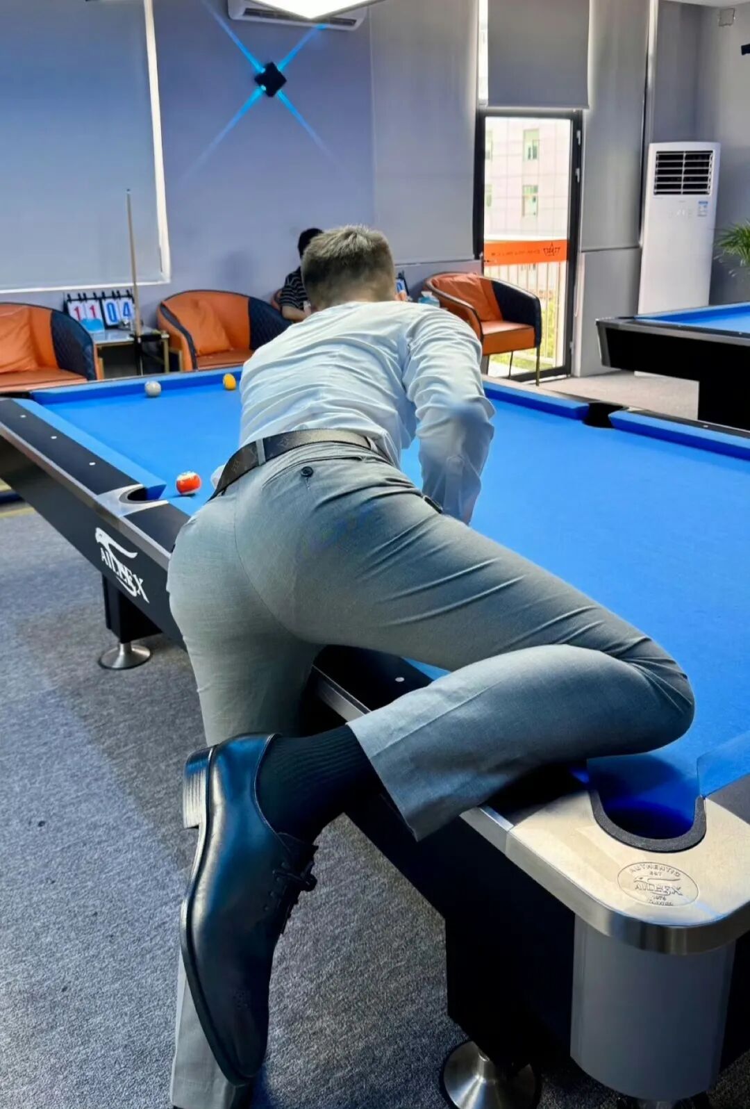 图片[2]-正装制服空少小哥哥翘臀撑爆了，48码皮鞋很有看头-小蓝短视频