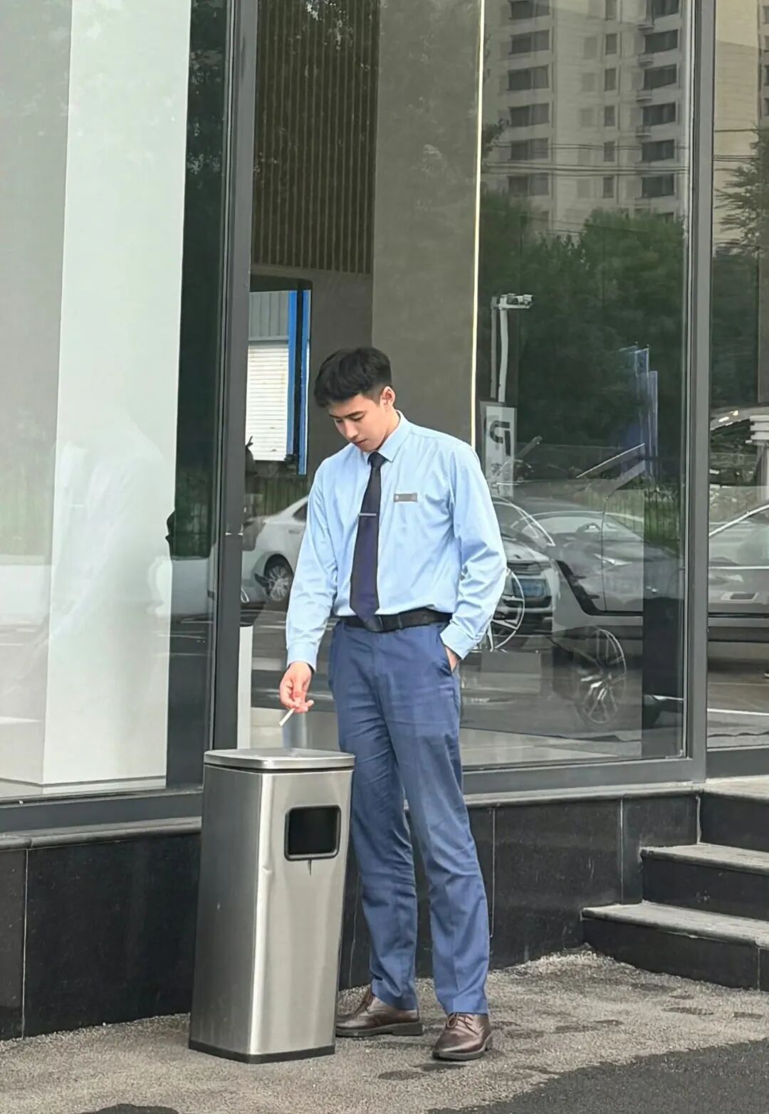 图片[3]-正装制服空少小哥哥翘臀撑爆了，48码皮鞋很有看头-小蓝短视频