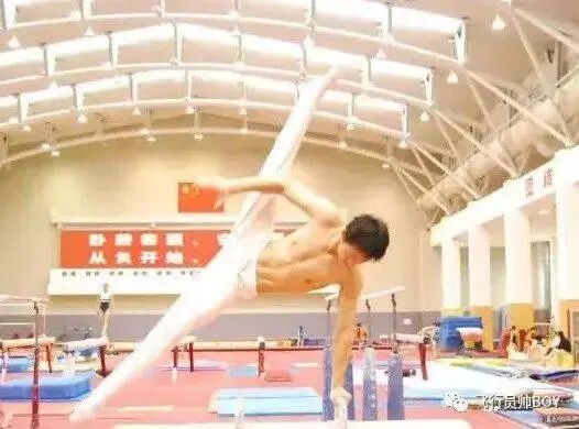 体操冠军张宏涛穿灰裤子照，你看过吗？