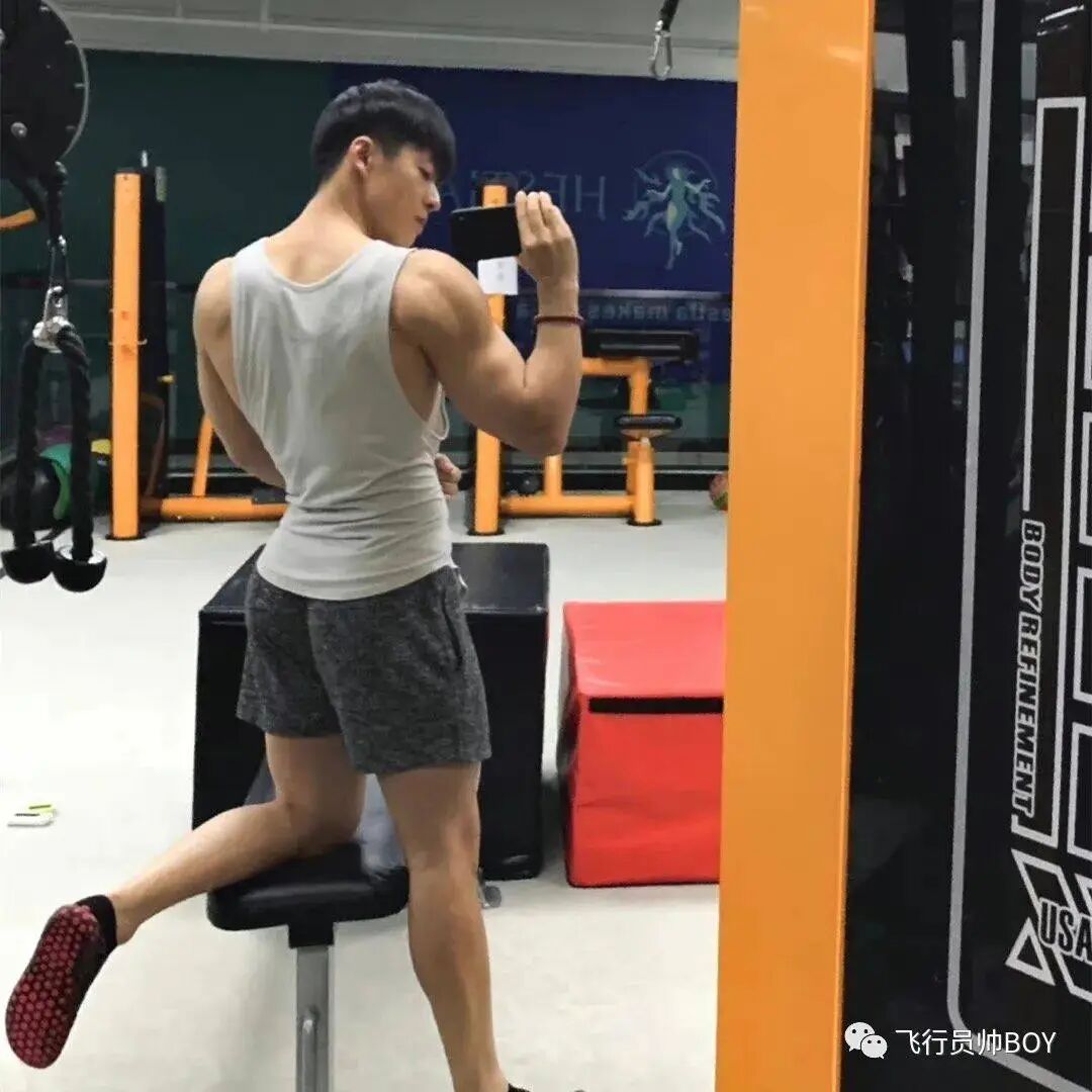 体操冠军张宏涛穿灰裤子照，你看过吗？