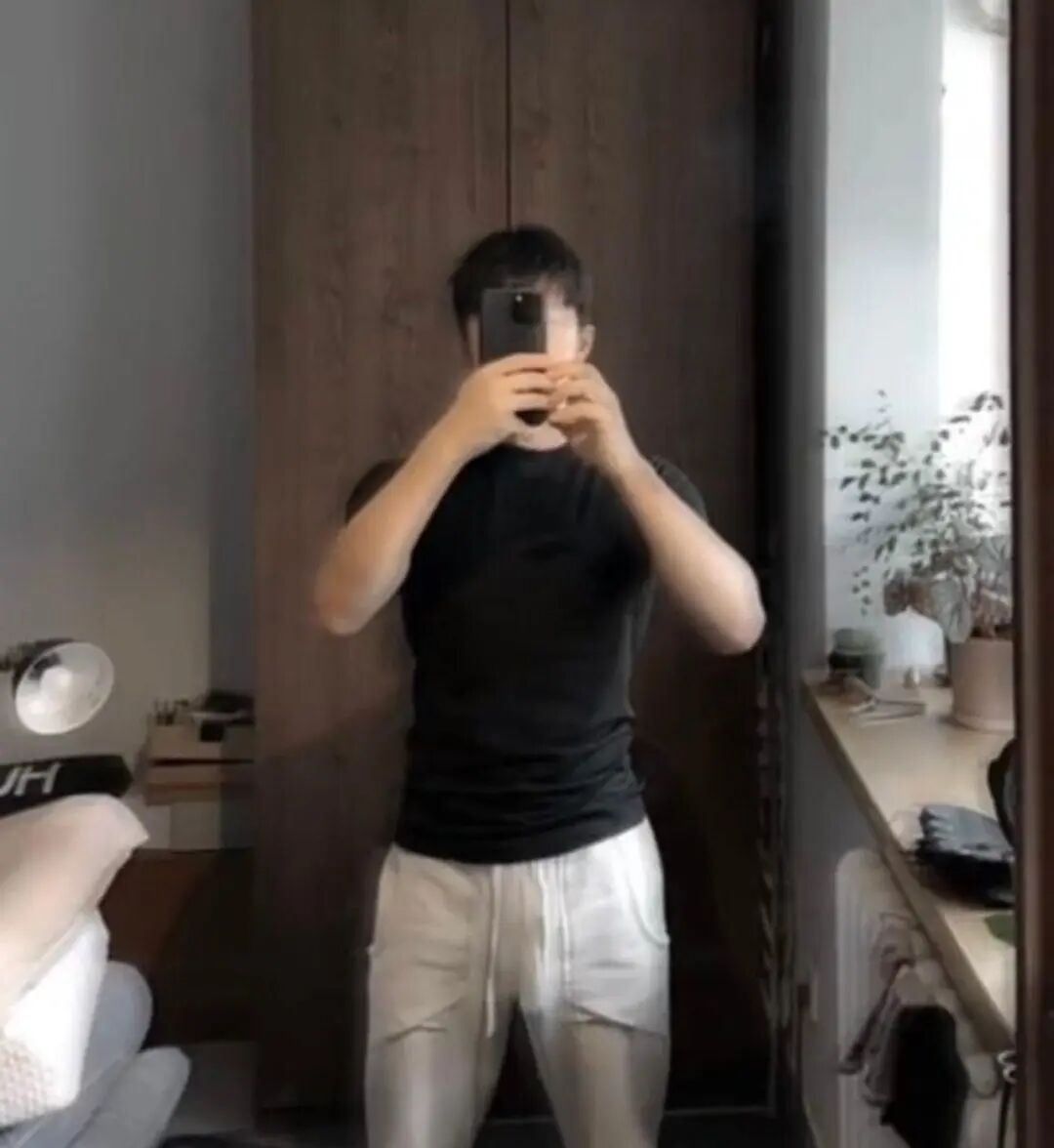 体操冠军张宏涛穿灰裤子照，你看过吗？