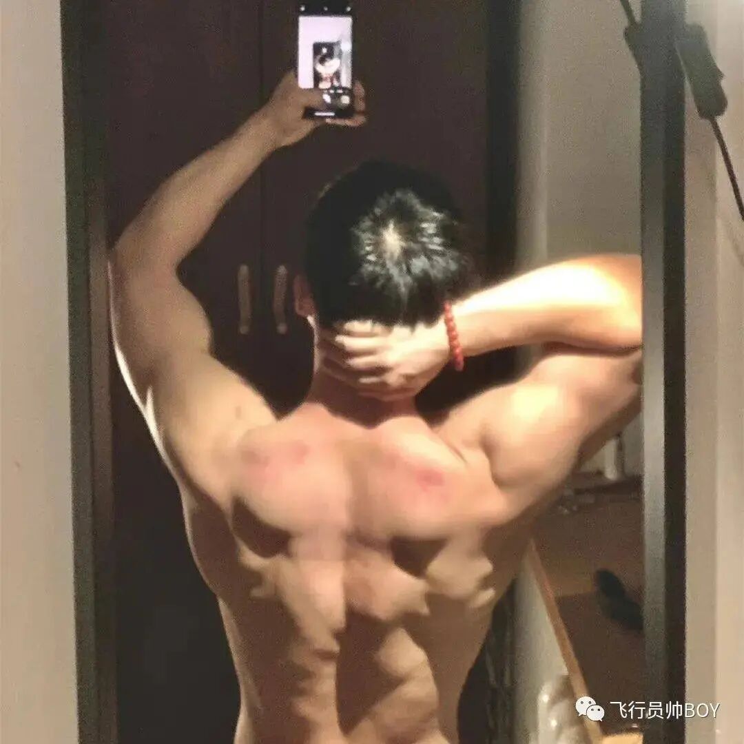 体操冠军张宏涛穿灰裤子照，你看过吗？