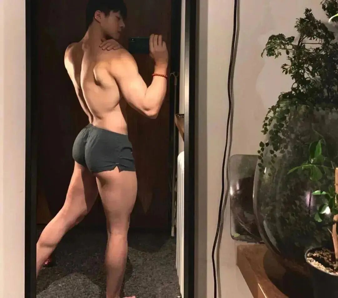 体操冠军张宏涛穿灰裤子照，你看过吗？