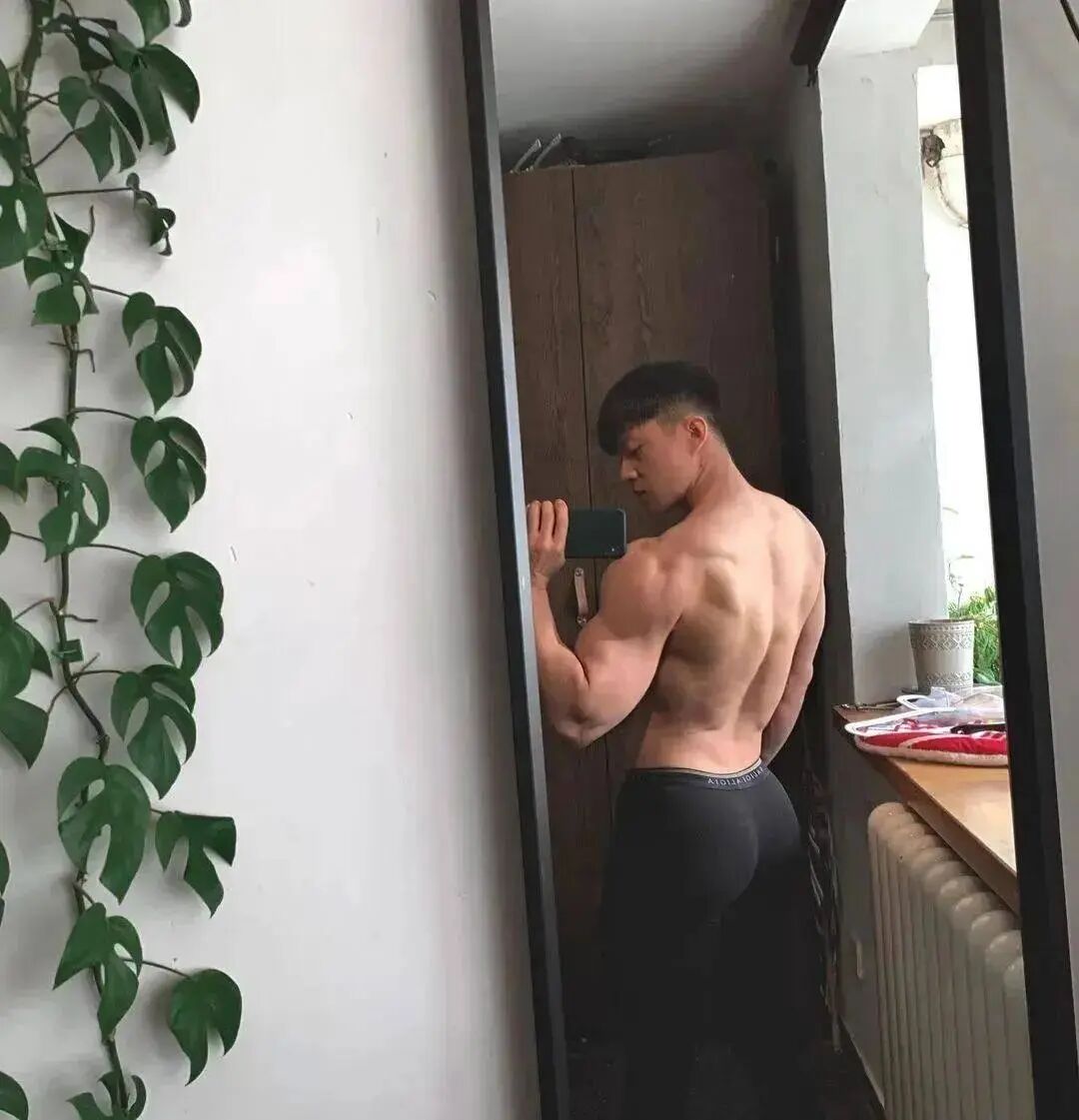 体操冠军张宏涛穿灰裤子照，你看过吗？