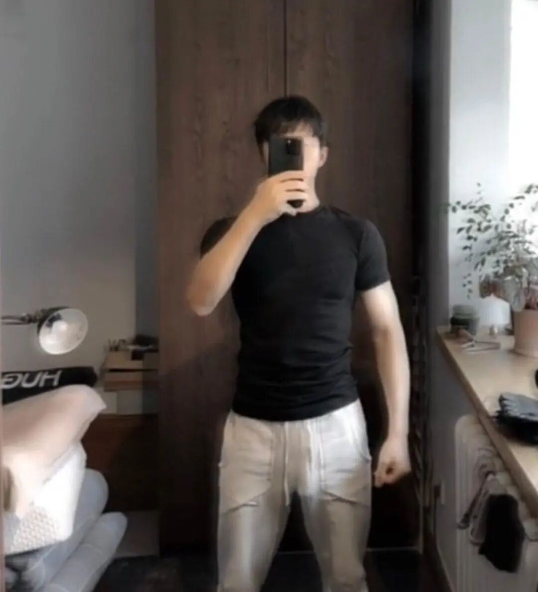 体操冠军张宏涛穿灰裤子照，你看过吗？