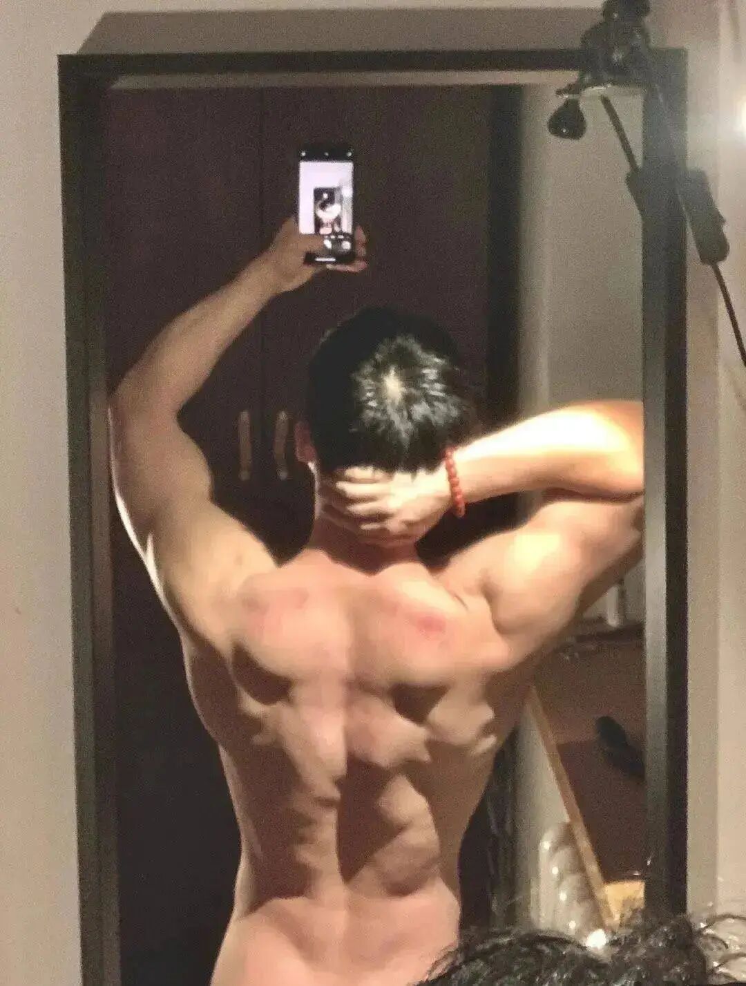 体操冠军张宏涛穿灰裤子照，你看过吗？