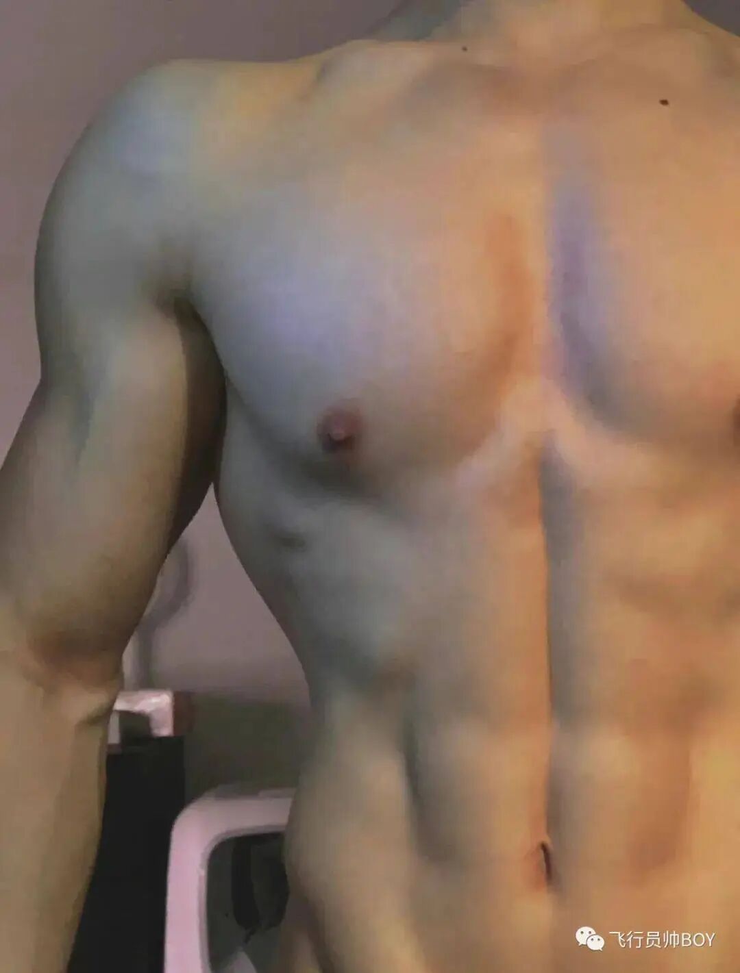 体操冠军张宏涛穿灰裤子照，你看过吗？