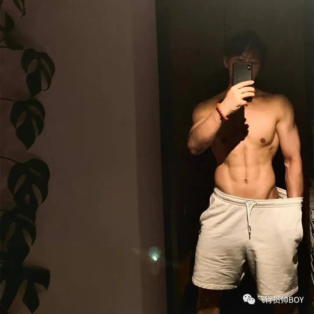 体操冠军张宏涛穿灰裤子照，你看过吗？