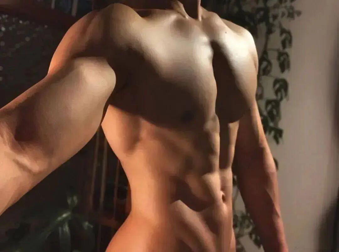 体操冠军张宏涛穿灰裤子照，你看过吗？