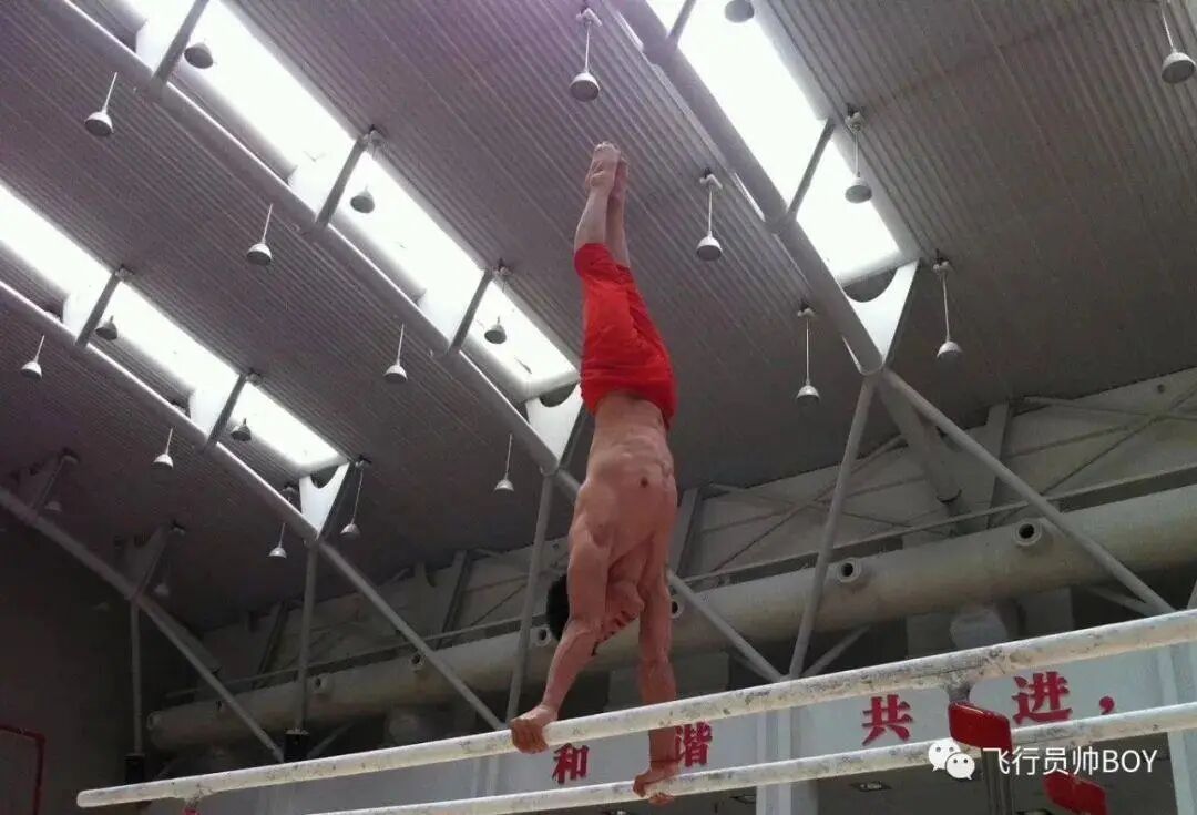 体操冠军张宏涛穿灰裤子照，你看过吗？