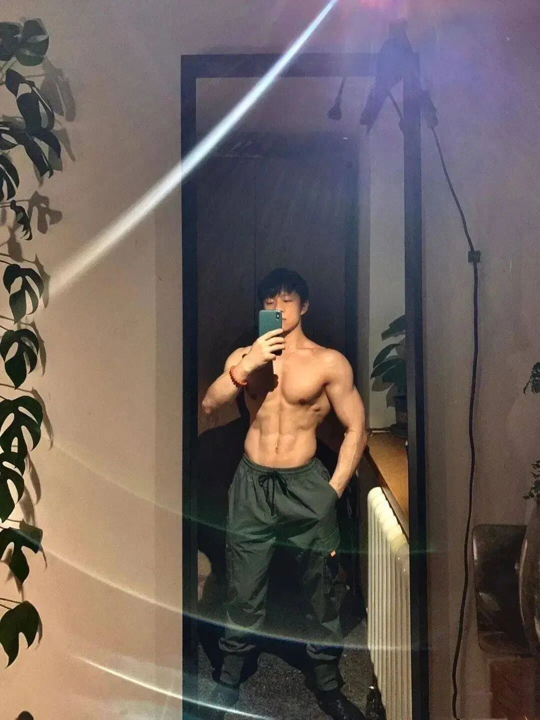 体操冠军张宏涛穿灰裤子照，你看过吗？