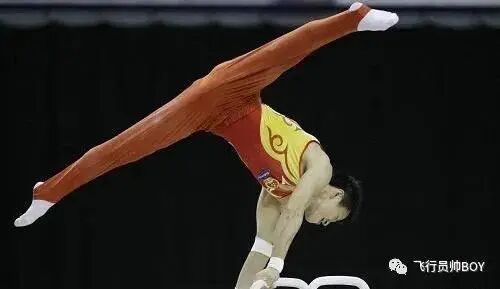 体操冠军张宏涛穿灰裤子照，你看过吗？