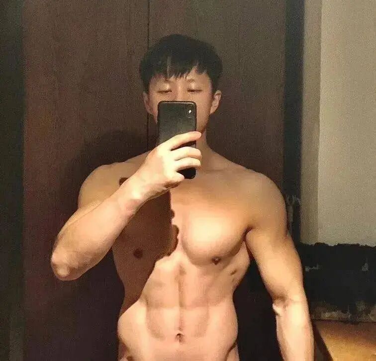 体操冠军张宏涛穿灰裤子照，你看过吗？